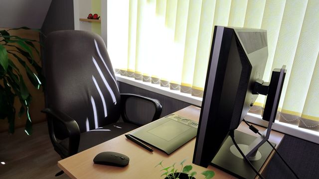 escritorio y silla con monitor Despachos Pineda